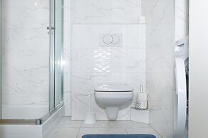 WaterFront City Apartments by UrbanRent