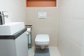 WaterFront City Apartments by UrbanRent