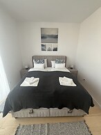 WaterFront City Apartments by UrbanRent