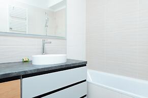 WaterFront City Apartments by UrbanRent