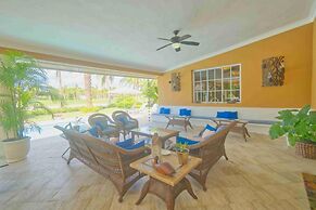 Large Golf View Villa With Pool Jacuzzi and Staff