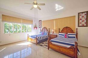 Large Golf View Villa With Pool Jacuzzi and Staff