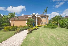 Large Golf View Villa With Pool Jacuzzi and Staff