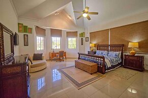 Large Golf View Villa With Pool Jacuzzi and Staff