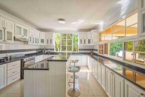 Large Golf View Villa With Pool Jacuzzi and Staff