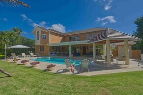 Large Golf View Villa With Pool Jacuzzi and Staff