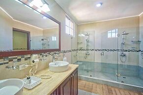 Large Golf View Villa With Pool Jacuzzi and Staff