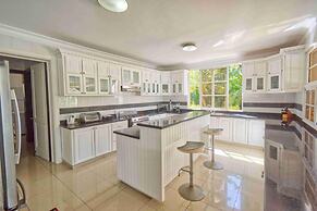 Large Golf View Villa With Pool Jacuzzi and Staff