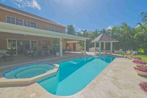 Large Golf View Villa With Pool Jacuzzi and Staff