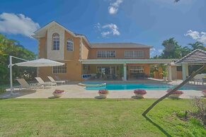 Large Golf View Villa With Pool Jacuzzi and Staff