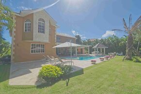 Large Golf View Villa With Pool Jacuzzi and Staff