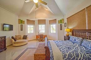 Large Golf View Villa With Pool Jacuzzi and Staff