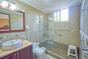 Large Golf View Villa With Pool Jacuzzi and Staff