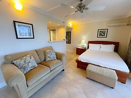 Charming Royal Garden Condo by RedAwning