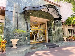 Charming Royal Garden Condo by RedAwning