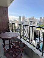 Charming Royal Garden Condo by RedAwning