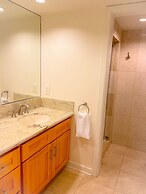 Charming Royal Garden Condo by RedAwning