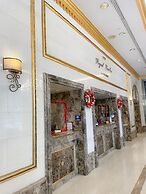 Charming Royal Garden Condo by RedAwning