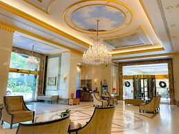 Charming Royal Garden Condo by RedAwning