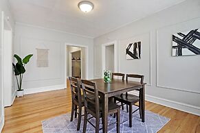 Simple and Roomy 1BR Apt in Evanston