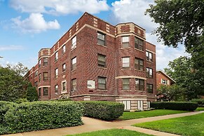 Simple and Roomy 1BR Apt in Evanston