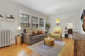 Simple and Roomy 1BR Apt in Evanston