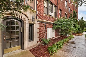 Simple and Roomy 1BR Apt in Evanston