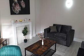 Stunning Seaside 2BD Flat in Brighton With Oblique Sea Views