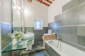 Rondini Farmhouse in Chiatri