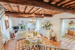 Rondini Farmhouse in Chiatri