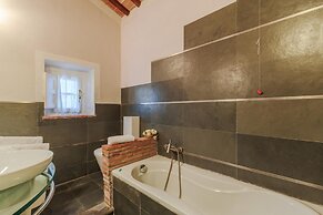 Rondini Farmhouse in Chiatri