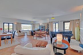 Villa Eiras Altas Grande by Portucasa