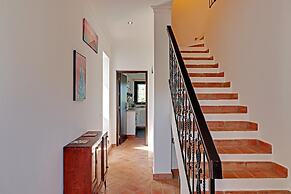 Villa Eiras Altas Grande by Portucasa