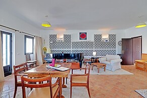 Villa Eiras Altas Grande by Portucasa