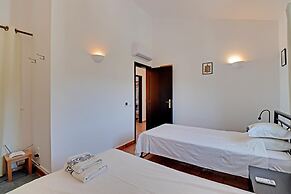 Villa Eiras Altas Grande by Portucasa