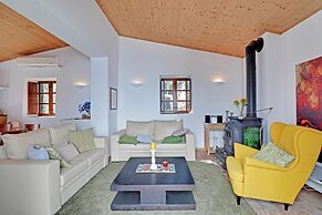 Villa Eiras Altas Grande by Portucasa