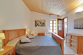 Villa Eiras Altas Grande by Portucasa