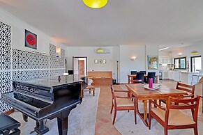 Villa Eiras Altas Grande by Portucasa