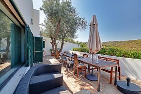 Villa Eiras Altas Grande by Portucasa