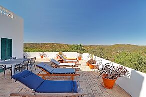 Villa Eiras Altas Grande by Portucasa