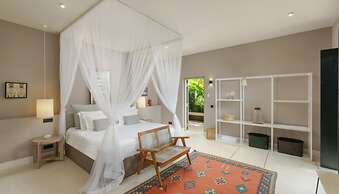 Cool and Contemporary Hilltop Villa With Ocean Views