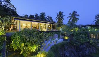 Cool and Contemporary Hilltop Villa With Ocean Views