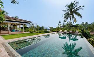 Cool and Contemporary Hilltop Villa With Ocean Views