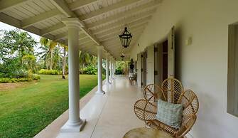 Cool and Contemporary Hilltop Villa With Ocean Views