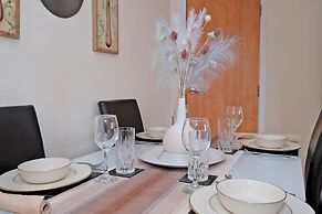 Riverview-2br-sleeps4-citycentre-parking-fastwifi