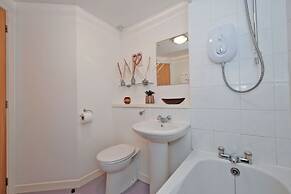 Riverview-2br-sleeps4-citycentre-parking-fastwifi