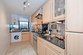 Riverview-2br-sleeps4-citycentre-parking-fastwifi