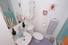 Riverview-2br-sleeps4-citycentre-parking-fastwifi