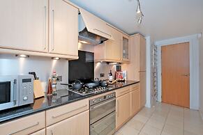 Riverview-2br-sleeps4-citycentre-parking-fastwifi