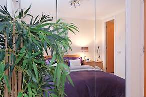 Riverview-2br-sleeps4-citycentre-parking-fastwifi